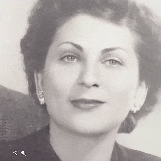 Deep Nostalgia: анимация лица женщины с исходной фотографии